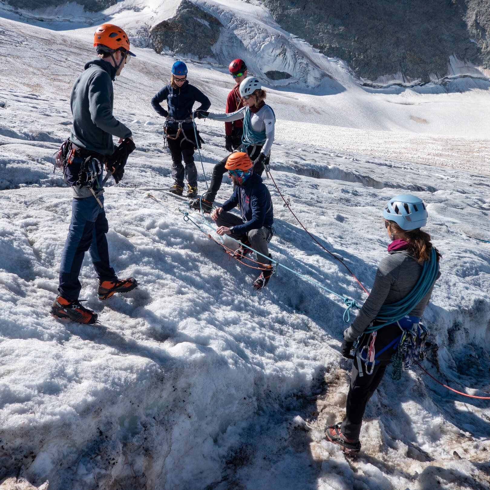 Hier geeft berggids Jean-Christophe les over reddingstechnieken aan een NSAC C2-groep in de Ecrins in de zomer. 