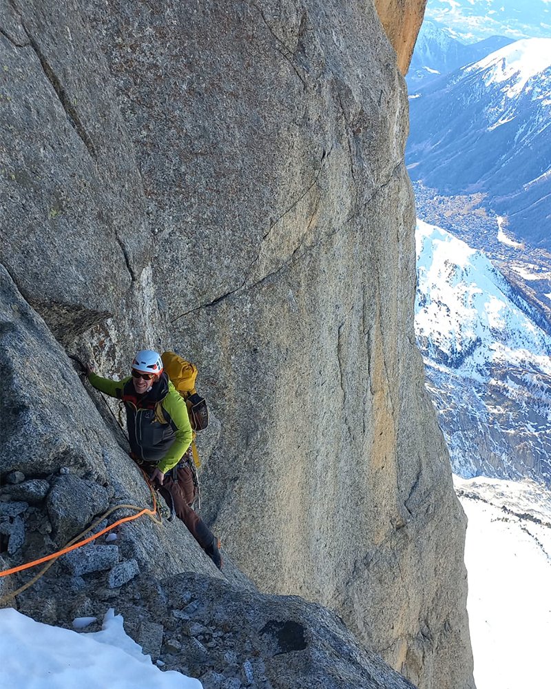Beklimming Karel Snoek, op grote hoogte aan een touw, langs rotswand
