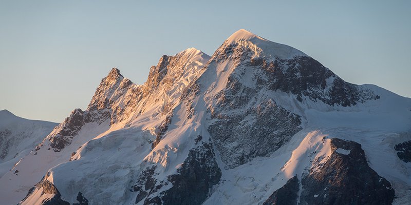 De top van de Breithorn in de oranje ochtendzon