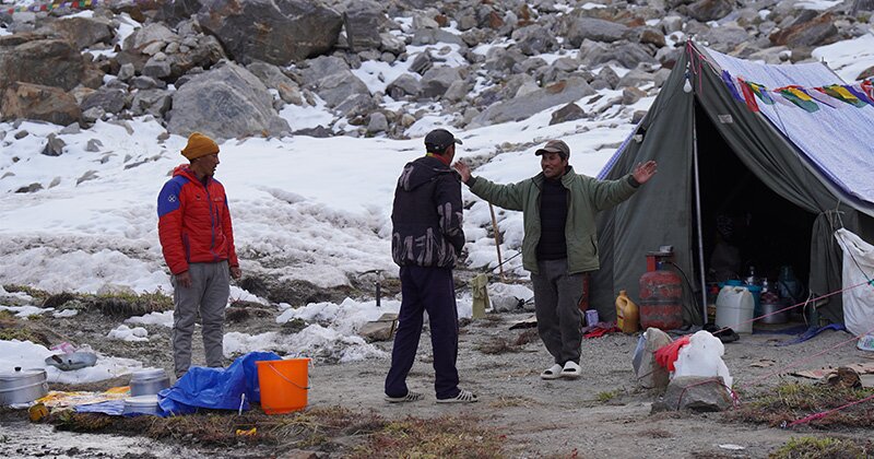 Sonam komt dansend de kooktent uit