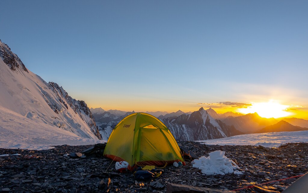 Court in de tent tijdens de zonsondergang. Fotograaf Regien Winnubst