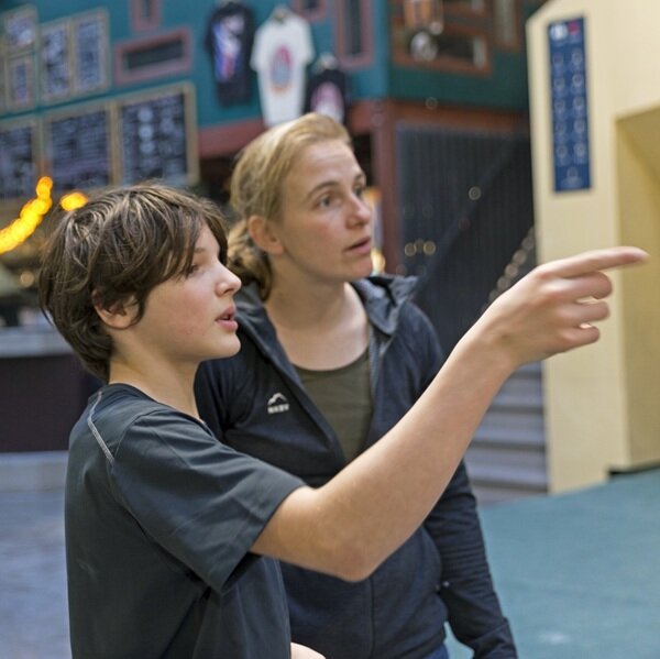 Nikki van Bergen bouwer en bondscoach op NJK Boulder in De Campus: 