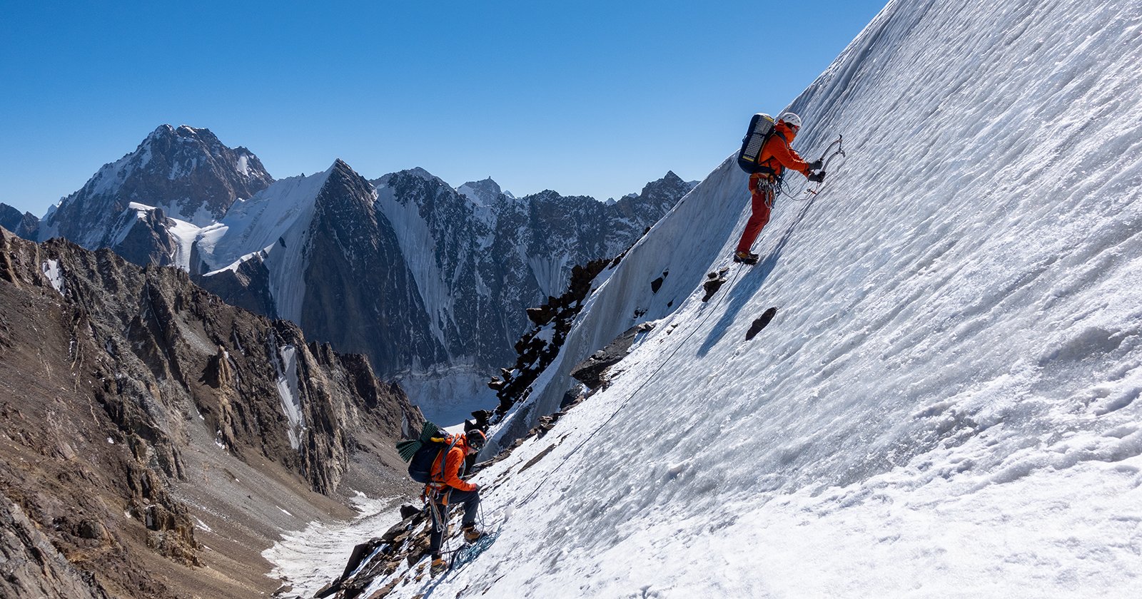 De eerste steile meters in de ijswand. Fotograaf Martin Platteschor