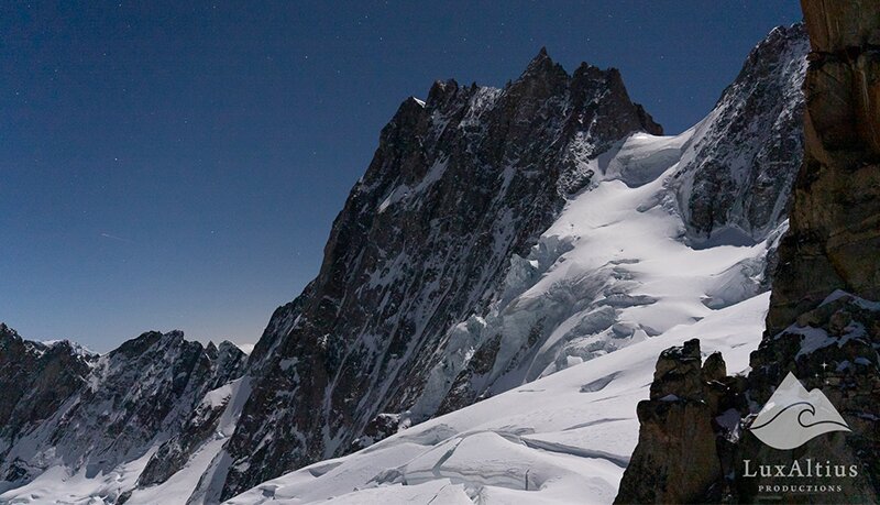 Berg in het donker met sterrenhemel