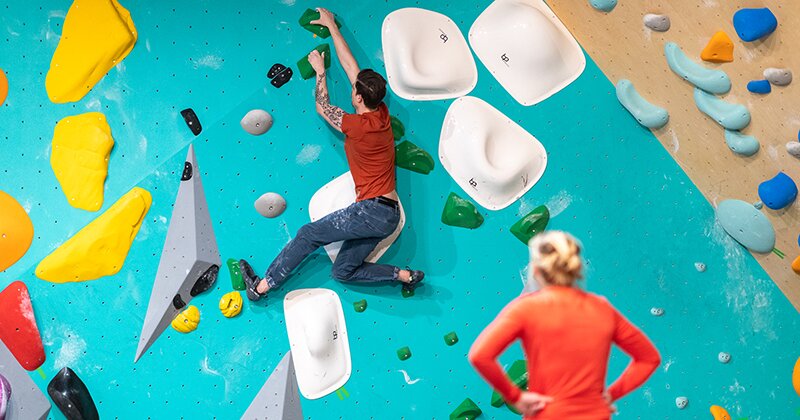 Man bouldert in een indoor boulderhal