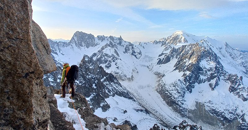 Wijds uitzicht over bergketen, beklimming Karel Snoek. 