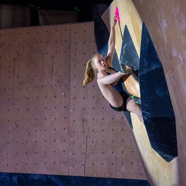 Amber Schiffeleers op NK Boulder 2022