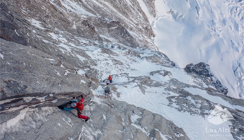Alpiene klimmers op scherpe rotswand