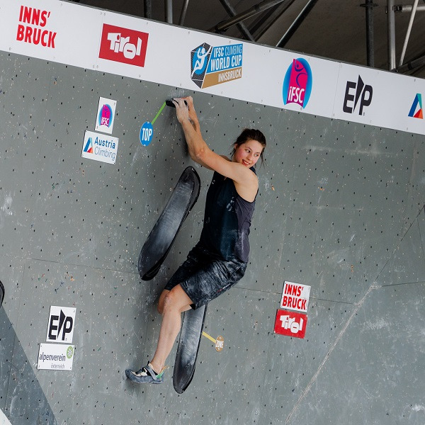 Lisa Klem topt een boulder in Innsbruck.