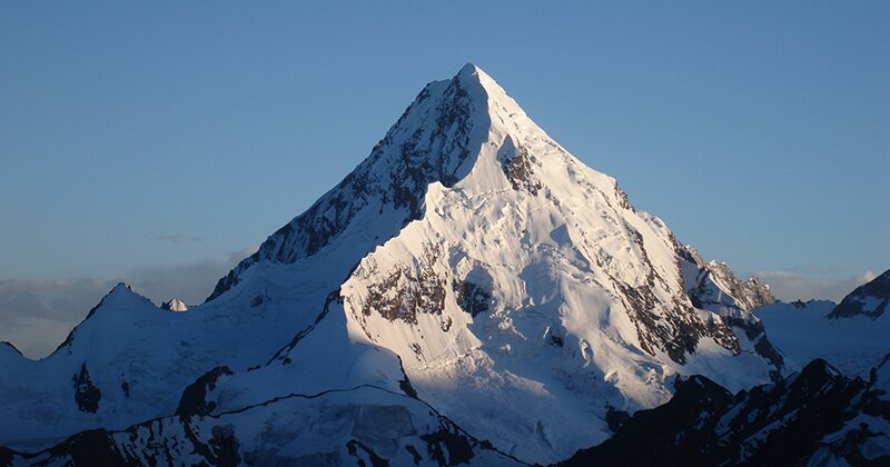 Deze foto van de nog nooit beklommen Kachqiant (6015m) in Pakistan inspireerde me om een expeditie naar deze berg te organiseren. Foto: Florian Tolle. 