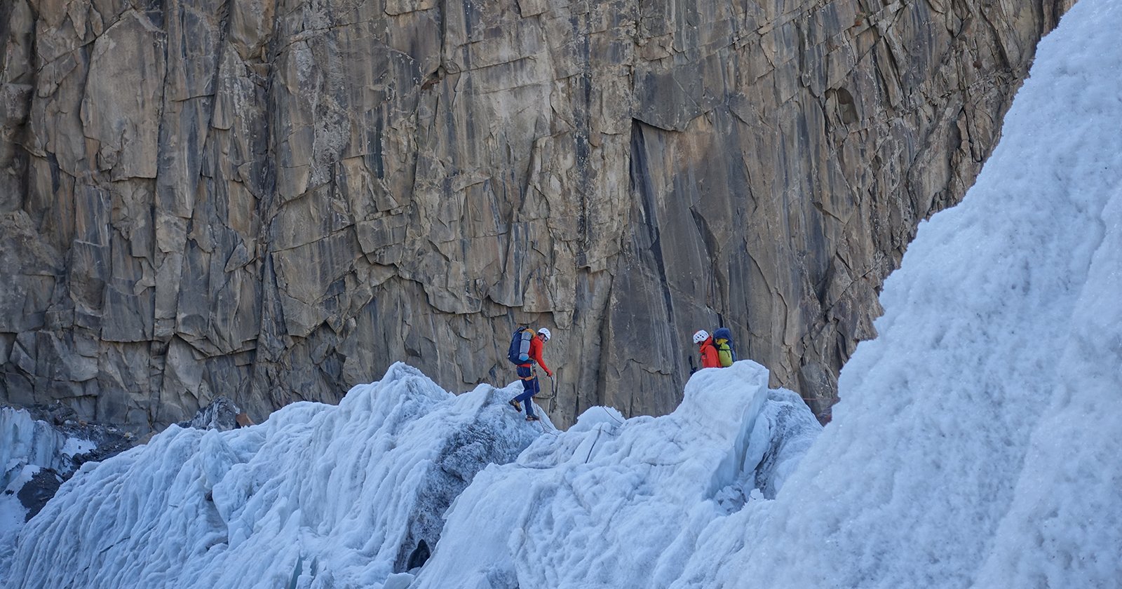 Navigeren door de ijsval. Fotograaf Court Haegens