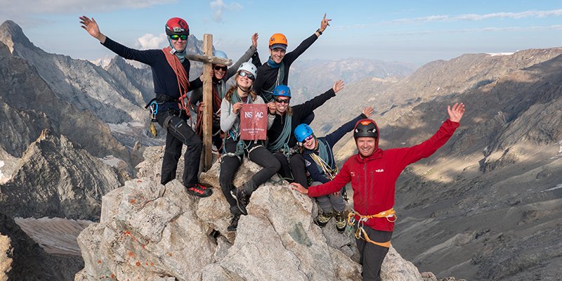 NSAC groep alpiene deelnemers staan op de top van de Tete de Replat Sud.