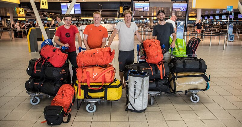 Vertrek naar Pakistan vanaf Schiphol.