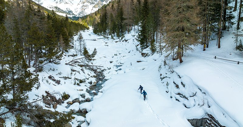 sneeuwschoenwandelen langs rivier in Zwitersland