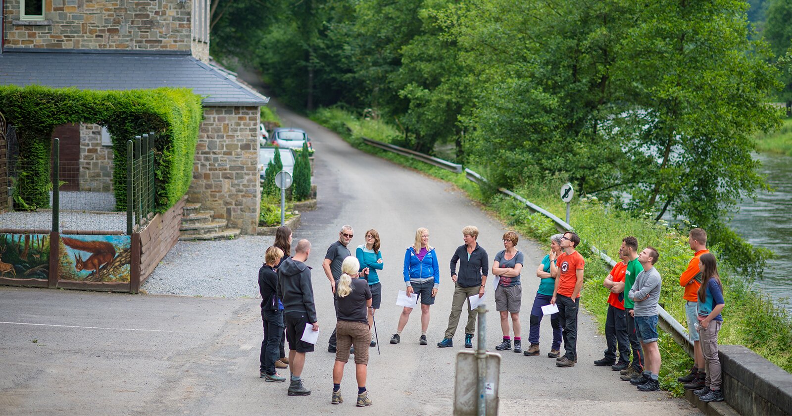 Groep mensen krijgen uitleg over bergwandelen