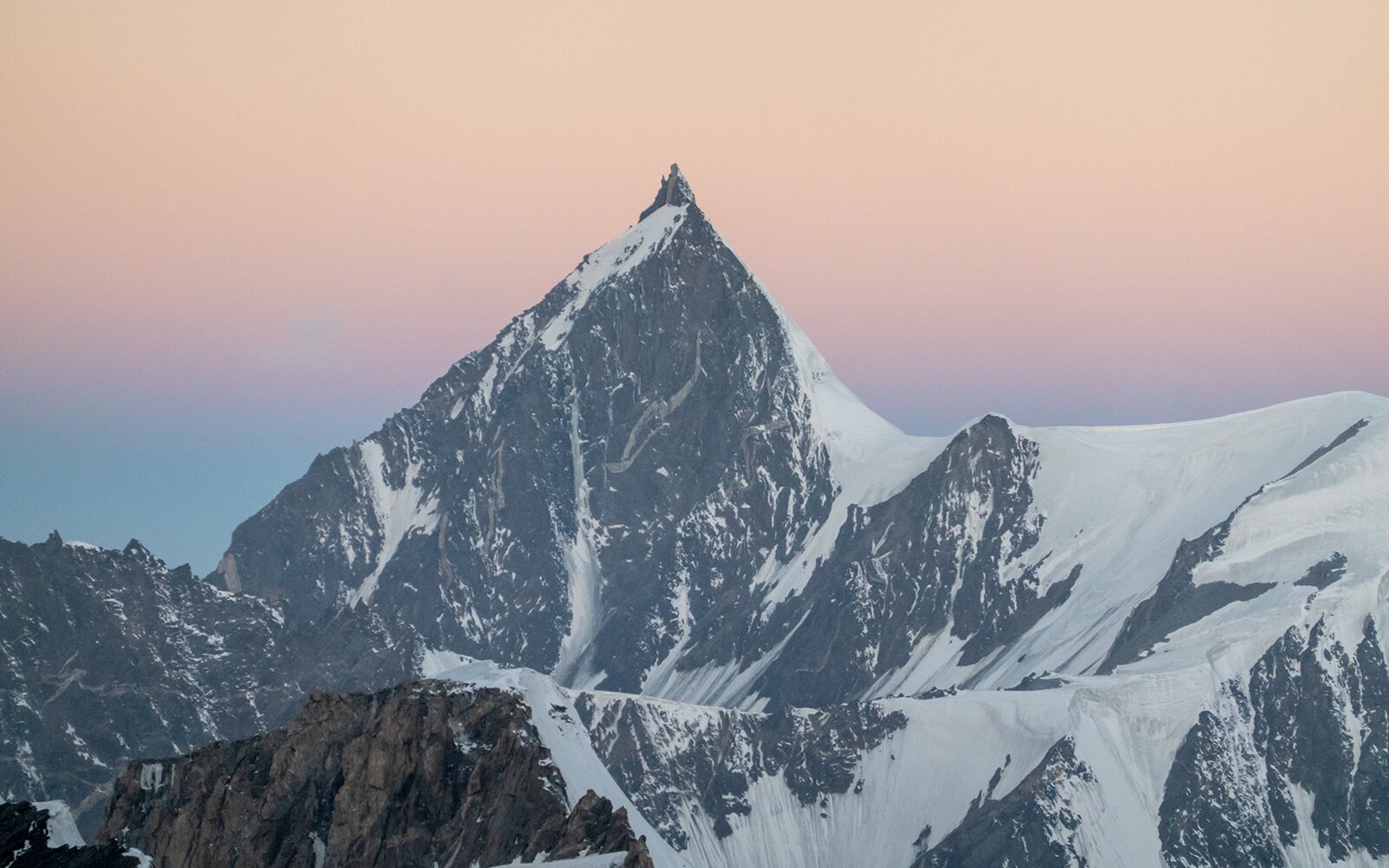 Deze prachtige foto maakte Bas vanuit hun bivak op Pik Elephant. Fotograaf Bas Visscher 