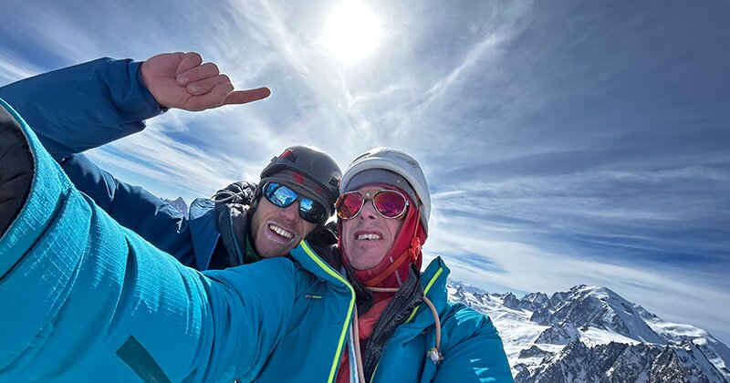 Jelle steleman en Niek de Jong boven op de berg. 