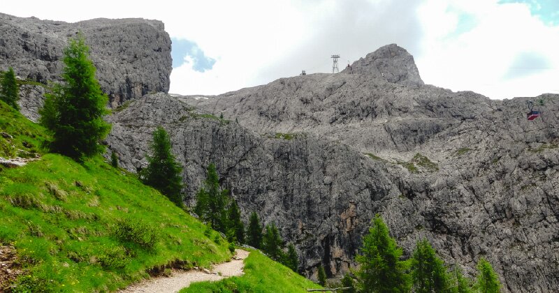 Palaronda trek etappe 1 pad met bergen en kabelbaan