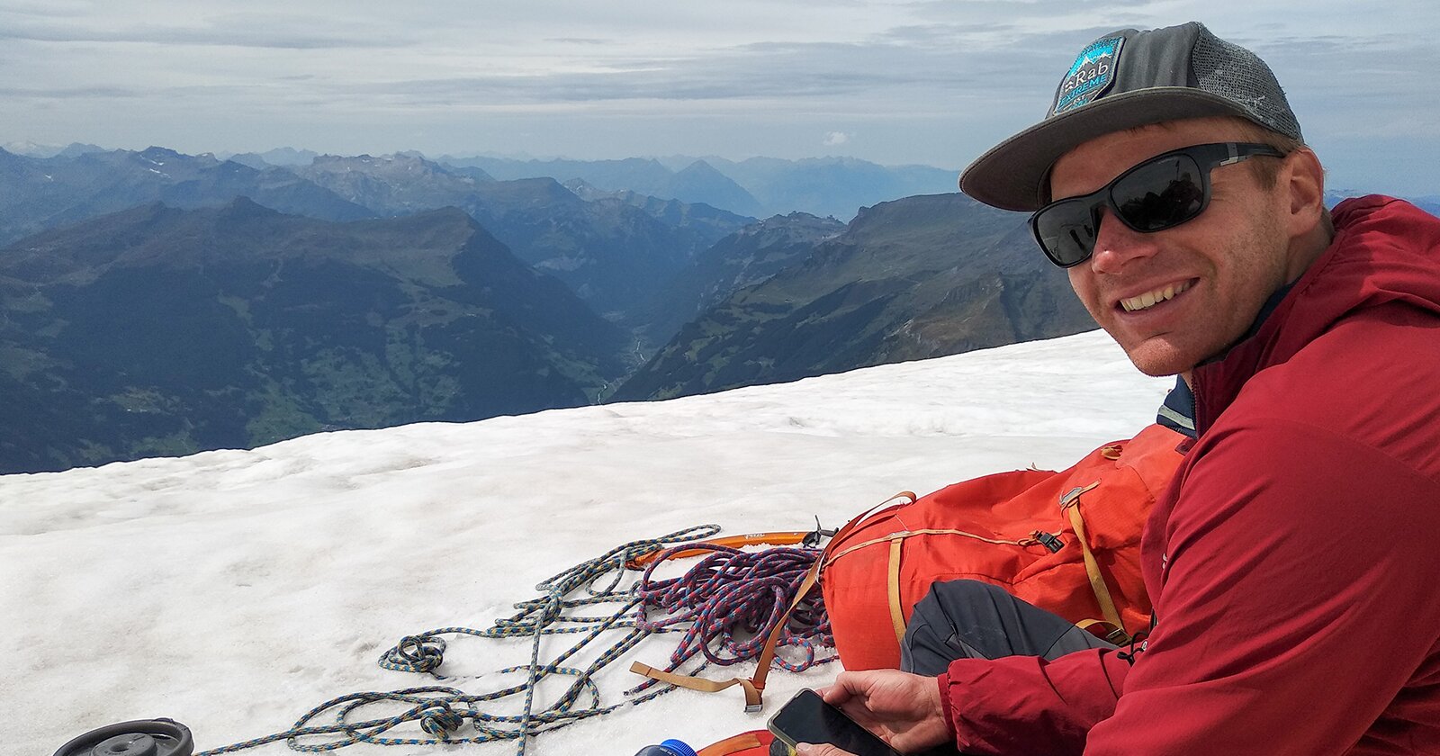 Een uitgedroogde Bas smelt sneeuw om te drinken tijdens de afdaling van de Scheidegg Wetterhorn.