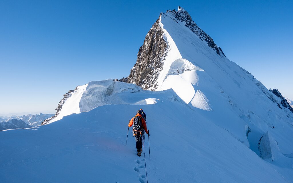 We trekken een spoor door de sneeuw naar ons doel voor de dag. Fotograaf Martin Platteschor