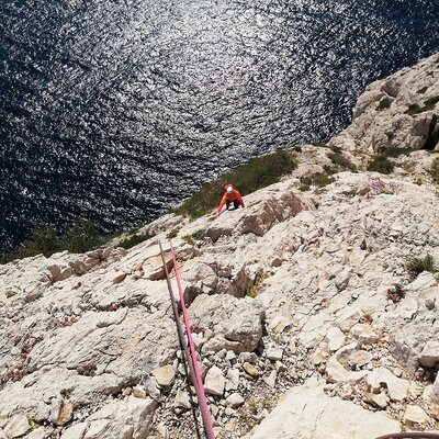 Daphne Schoemaker klimt in Les Calanques