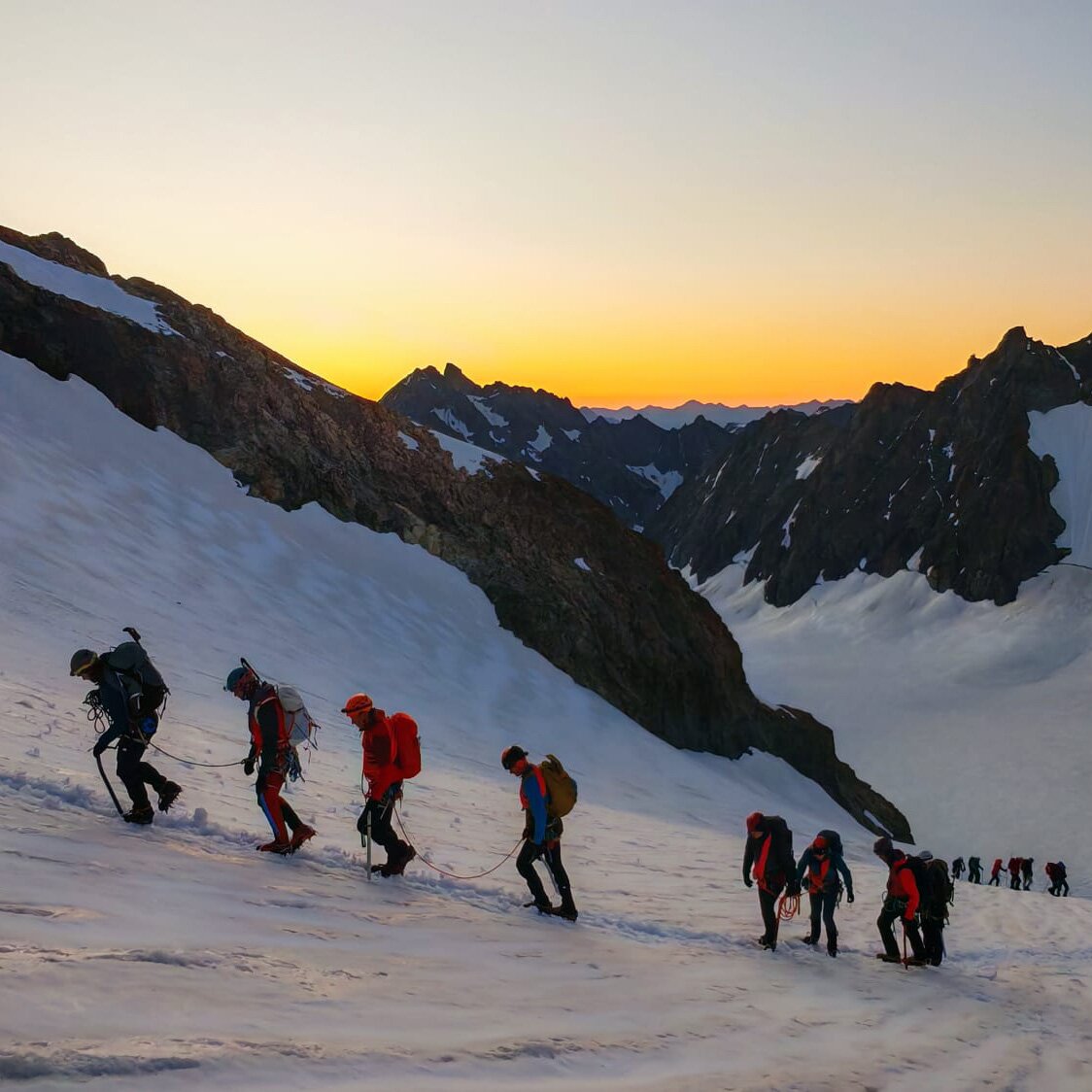 De gevorderdencursus sneeuw & ijs vs rotsklimmen