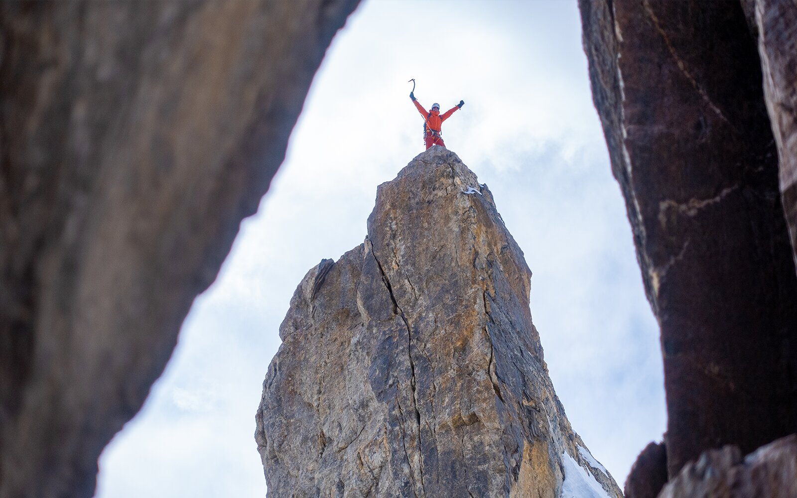 Sjoerd op de top, doorkijkje tussen bergmasief. Fotograaf Martin Platteschor