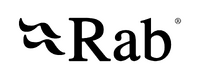 Op de afbeelding is het Rab-logo te zien in zwarte tekst op een witte achtergrond, met drie golvende lijnen links van het woord en een symbool voor een geregistreerd handelsmerk boven de letter b.