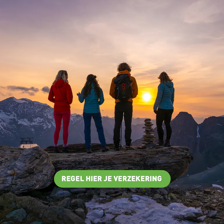 Vier mensen die bij zonsondergang op een bergtop staan, met de tekst: Regel hier je verzekering.