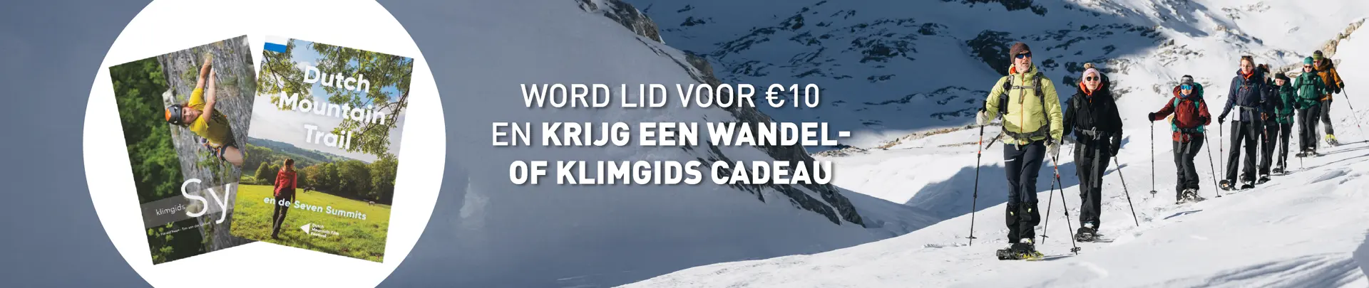 Een groep wandelaars in wandelkleding loopt door een berglandschap.