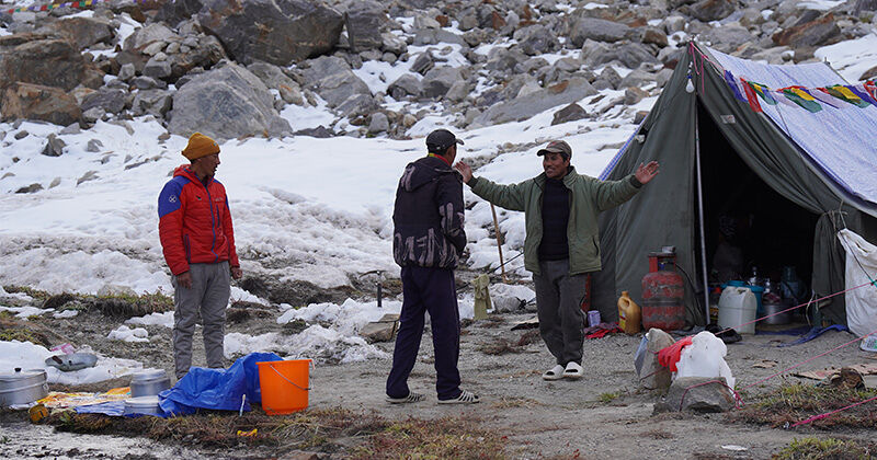 Sonam komt dansend de kooktent uit