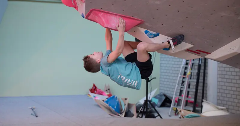 Een klimmer van Bruut op het NJK Boulder 2025