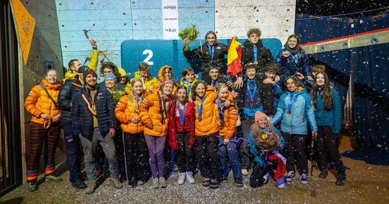 Alle medaillewinnaars van de Continental Cup 2025 vieren hun resultaat onder een wolk van confetti.