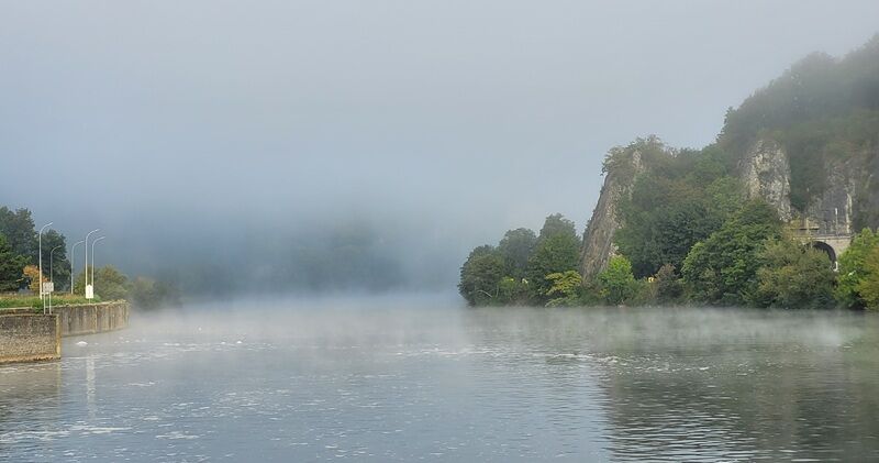 Tien uur van Yvoir mist in de ochtend
