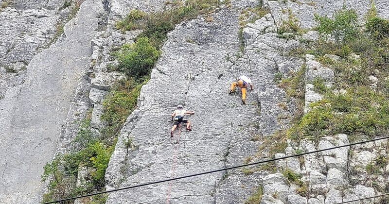 De rotswand van Yvoir met klimmers