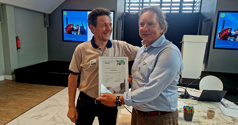 Voorzitter Peter Valkenburg overhandigt de oorkonde voor het erelidmaatschap aan Joachim Driessen.