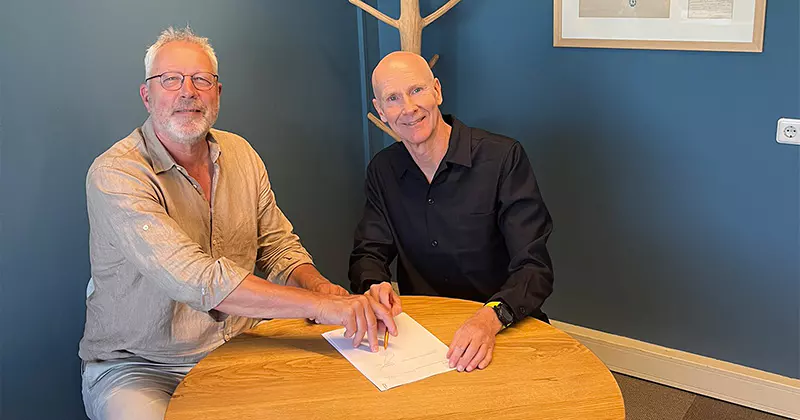 Gerard Ritter (Countrymanager Rab) en Robin Baks (Directeur NKBV) ondertekenen het contract
