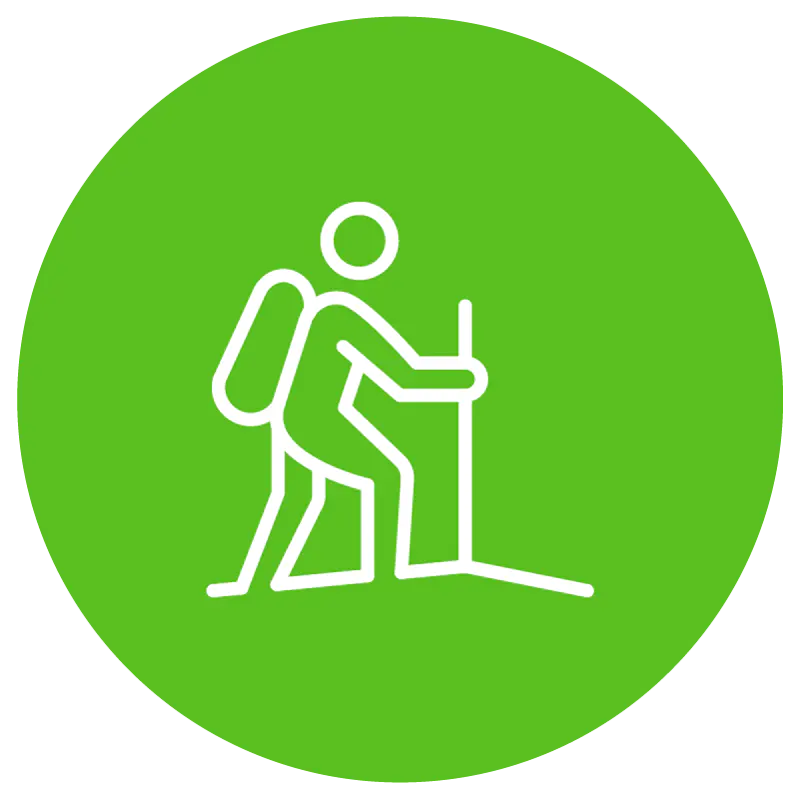 Afbeelding van een wandelaar met een rugzak en een wandelstok.