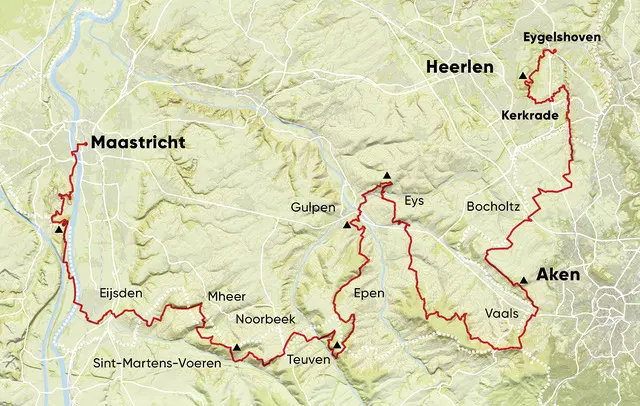 Kaart met een rode wandelroute van Maastricht naar Aken, die door verschillende plaatsen loopt, waaronder Eijsden, Noorbeek, Epen, Vaals en in de buurt van Heerlen, in een heuvelachtig landschap.