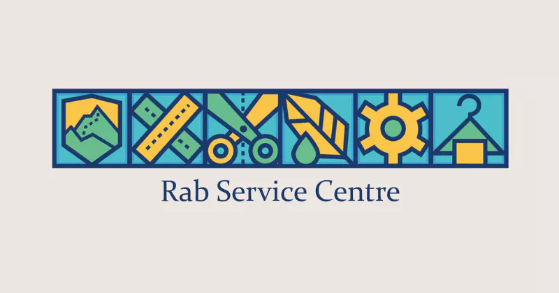 Een rechthoekig logo met pictogrammen die verwijzen naar buitenactiviteiten en reparaties – bergen, een liniaal, een schaar, een blad, een tandwiel en een kleerhanger – boven de tekst ‘Rab Service Centre’ in blauw op een witte achtergrond.