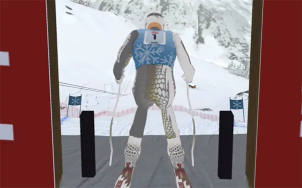 Een skiër in een blauw-wit pak maakt zich klaar voor de start van een afdaling; hij staat bij de startpoort, met voor zich besneeuwde bergen en het parcours in het zicht.