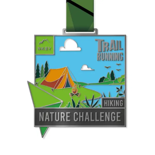 Een vierkante medaille met een groen lint, waarop een oranje tent bij een meer, groene heuvels, wolken, vogels en bomen zijn afgebeeld. Op de medaille staat de tekst „TRAIL RUNNING”, „HIKING”, „NKBV” en „NATURE CHALLENGE”.
