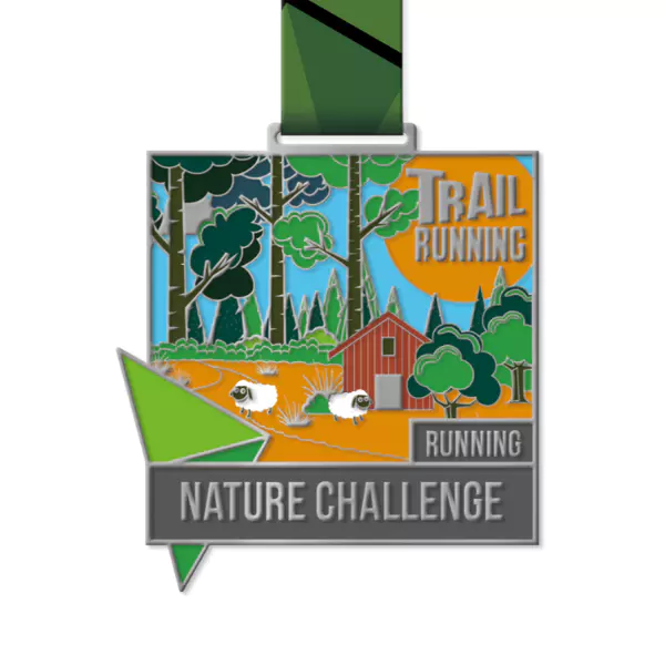 Een kleurrijke medaille met een boslandschap met bomen, een rode schuur, twee schapen en een pad. Op de medaille staat „Trail Running“, „Running“ en „Nature Challenge“. Het lint is groen met een donkere streep.