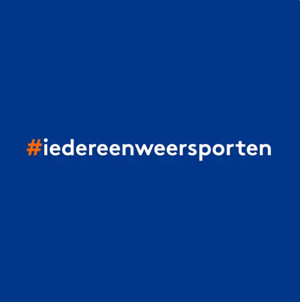 Witte tekst #iedereenweersporten met de hashtag in oranje, gecentreerd op een effen blauwe achtergrond.