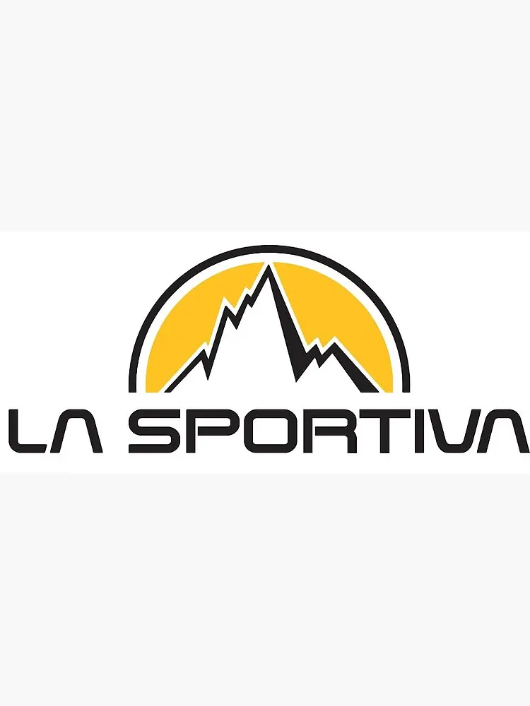 Het logo van La Sportiva, bestaande uit gestileerde zwarte bergtoppen binnen een gele halve cirkel, met daaronder de tekst ‘LA SPORTIVA’ in vetgedrukte, zwarte, geometrische letters.