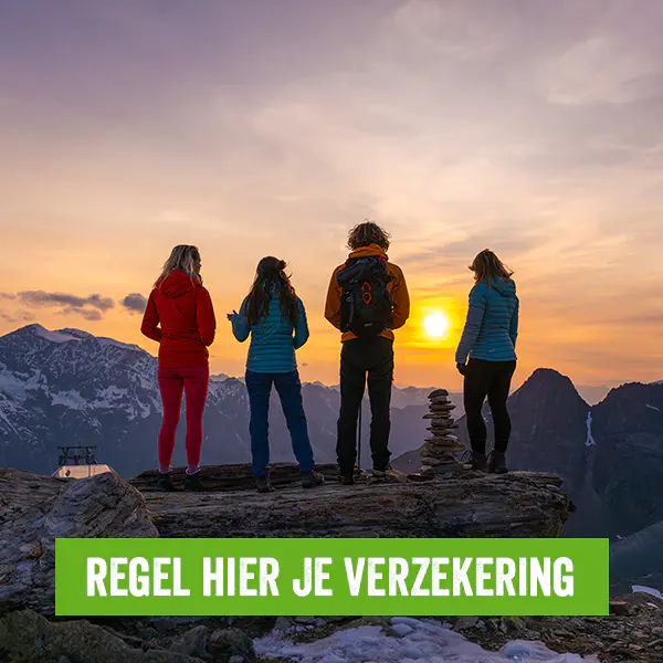 Vier mensen die bij zonsondergang op een bergtop staan, met de tekst: Regel hier je verzekering.